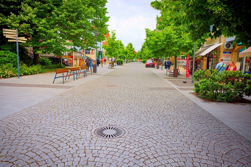 Promenáda v lázních Hévíz s mnoha cukrárnami a obchody se suvenýry