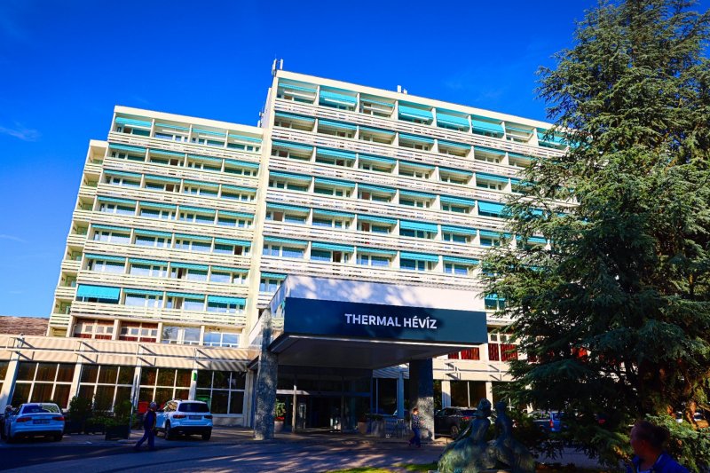 Čtyřhvězdičkový hotel Ensana Thermal Hévíz je vzdálený 600 metrů od známého termálního jezera