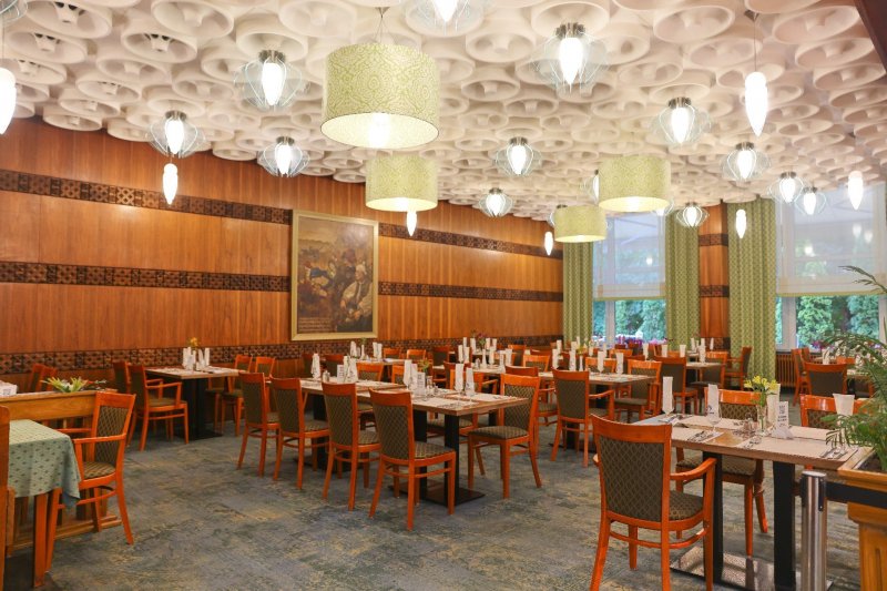 Hotelová restaurace podává večeře formou bufetu, za doprovodu živé hudby