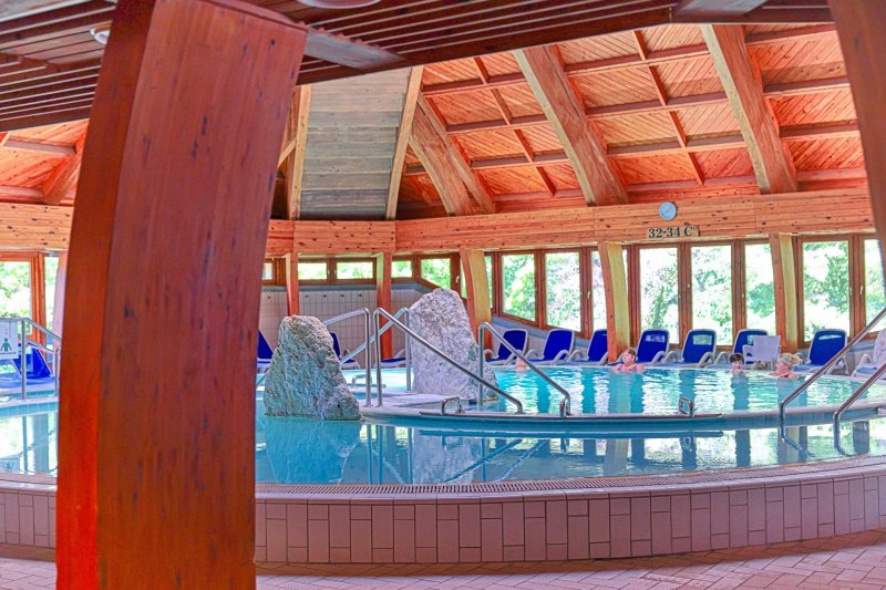 Hotel má vlastní wellness centrum - 4 bazény, vířivku a chrliče, k dispozici župan, ručník na lehátko