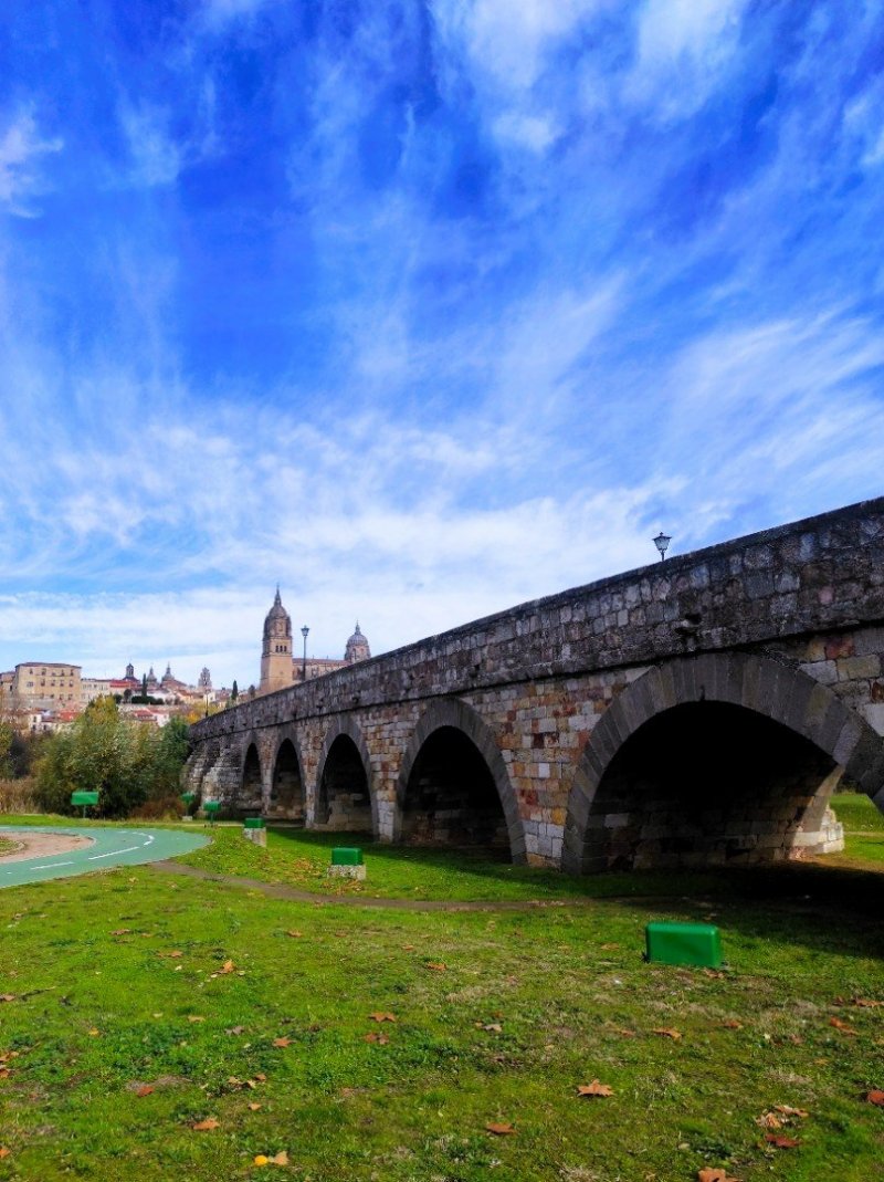 Římský most Salamanca - historický kamenný most z 1. století n. l. překlenující řeku Tormes