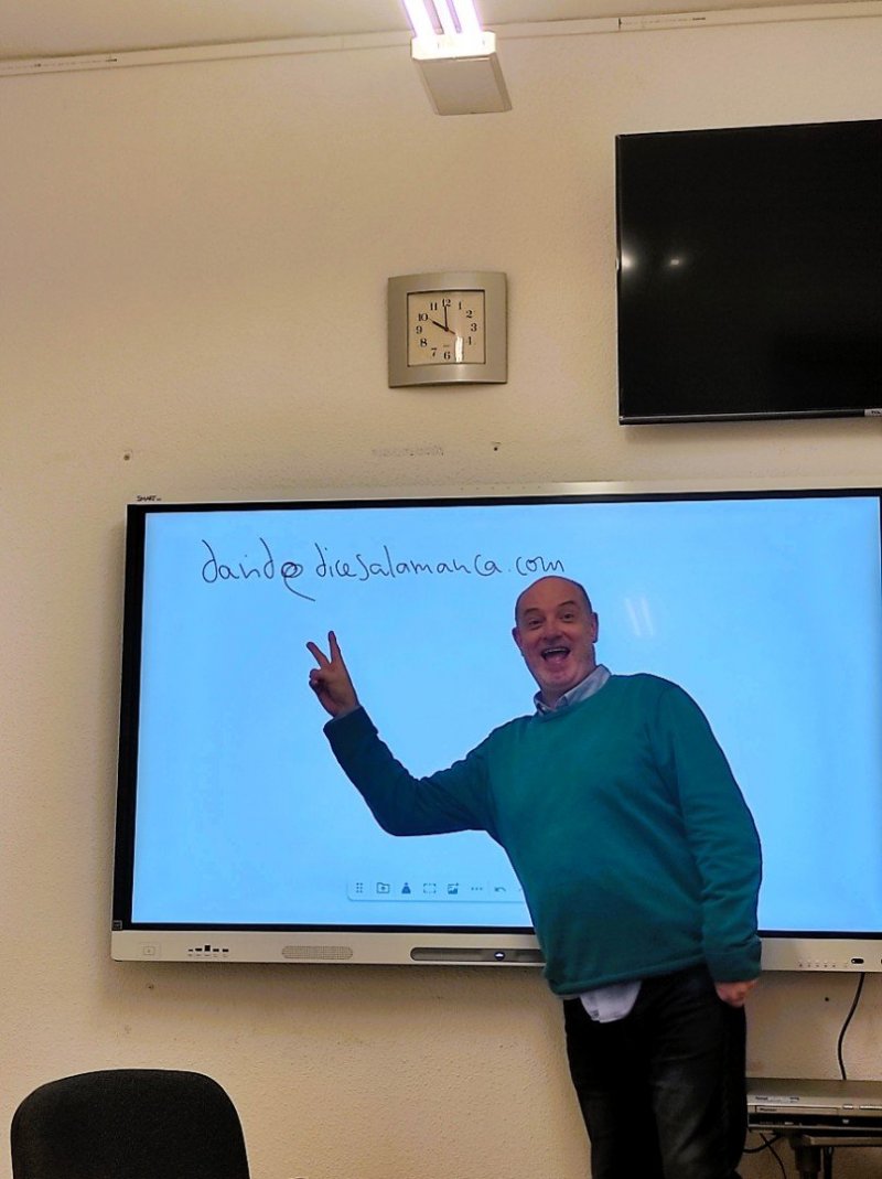 David je rozený vypravěč, který každou hodinu promění v dílnu plnou nápadů a smíchu