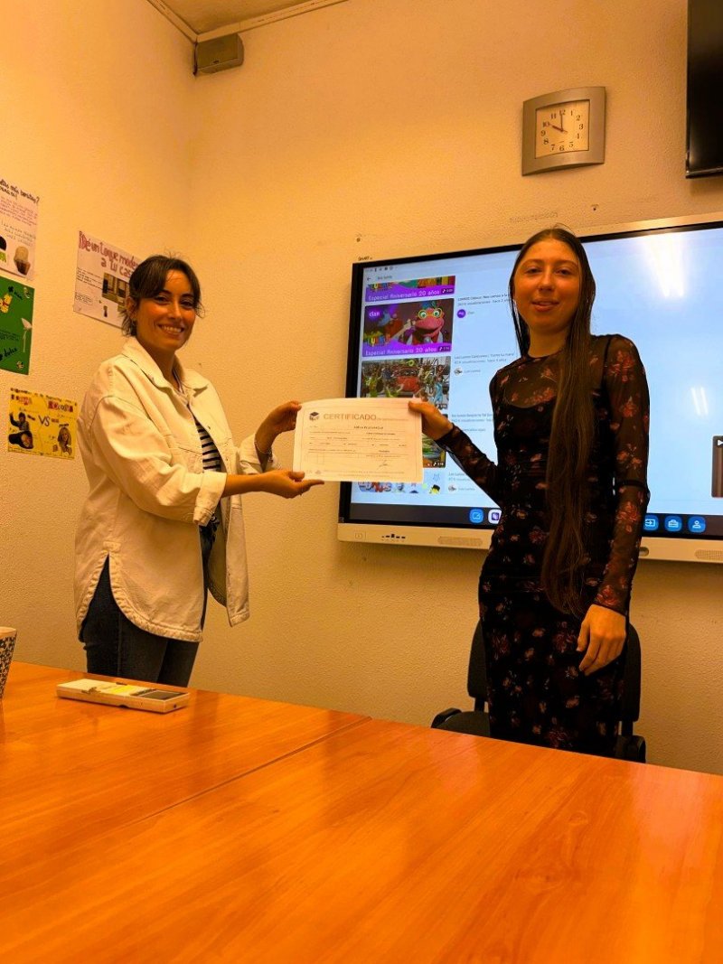 Adél s certifikátem úrovně B2: Mistr konverzace.  Odvažte se debatovat, argumentovat a používat španělštinu s překvapivou kreativitou. Luštite hovorové výrazy a ponořte se do složitých textů a konverzací. Váš španělský hlas bude nezaměnitelný!