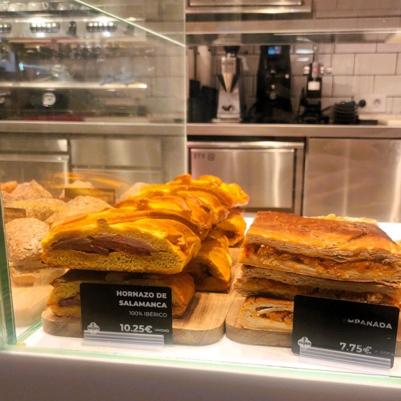 Hornazo de Salamanca - tradiční španělský slaný koláč z kynutého těsta