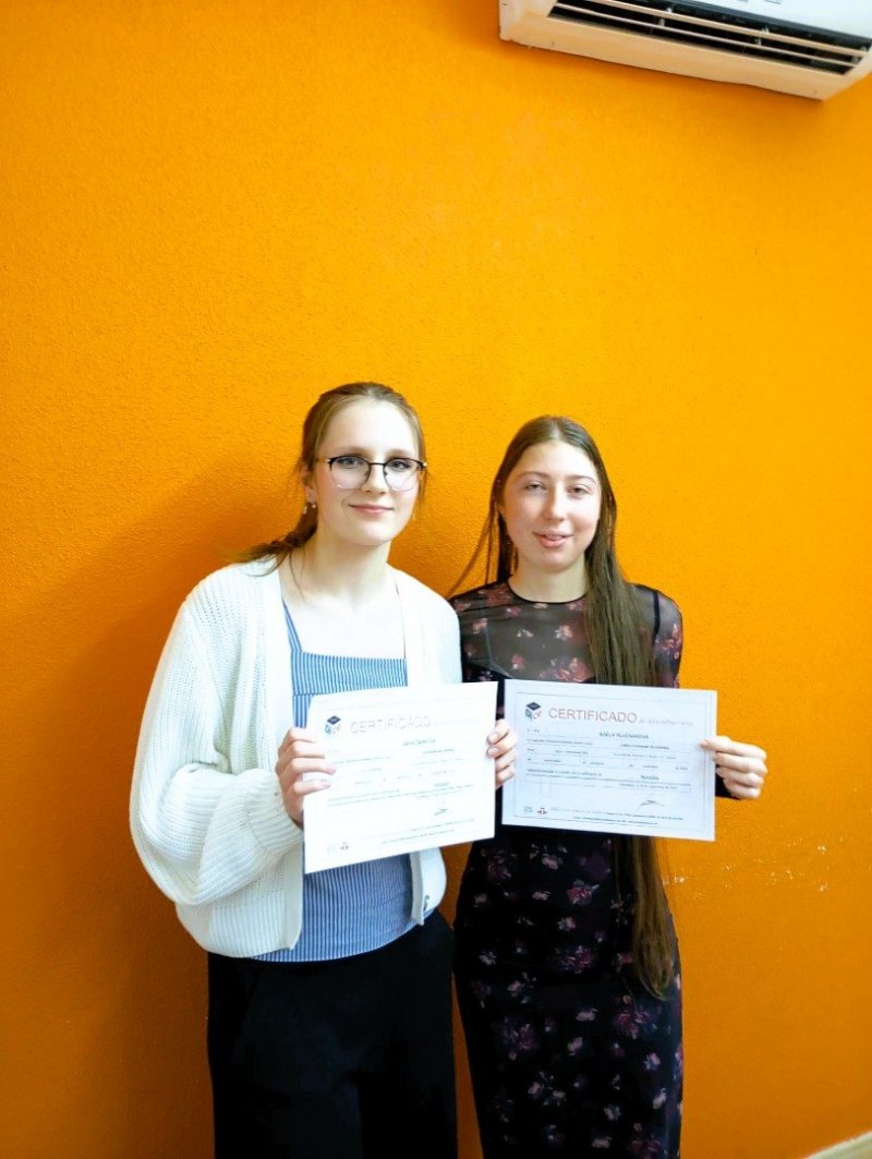 Kurz byl ukončen testem z poslechu, psaní slohové práce a porozumění textu. Zde jsou studentky z Třince (Gymnázium Třinec) se svými certifikáty.