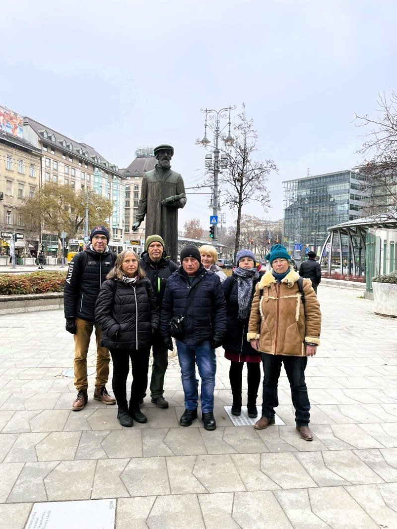 Socha stojí před reformovaným kostelem (Kálvin téri református templom)