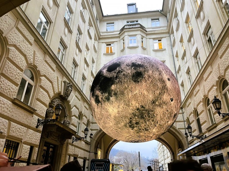Fascinující pohled na obří svítící maketu Měsíce