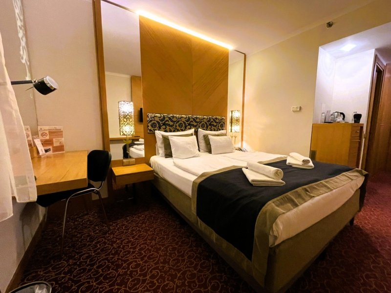 Moderně zařízený čtyřhvězdičkový pokoj v hotelu Marmara v Budapešti