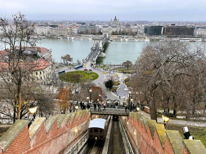 Pohled z horní stanice pozemní lanovky Budavári Sikló na Hradním vrchu