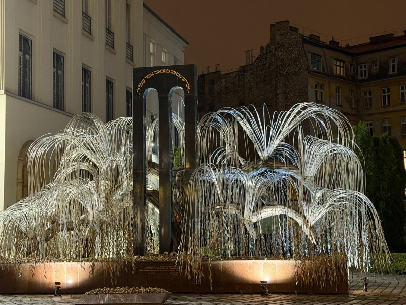 Pamätník obetiam holokaustu v podobe „striebornej vŕby“, foto: Ivan Najdek