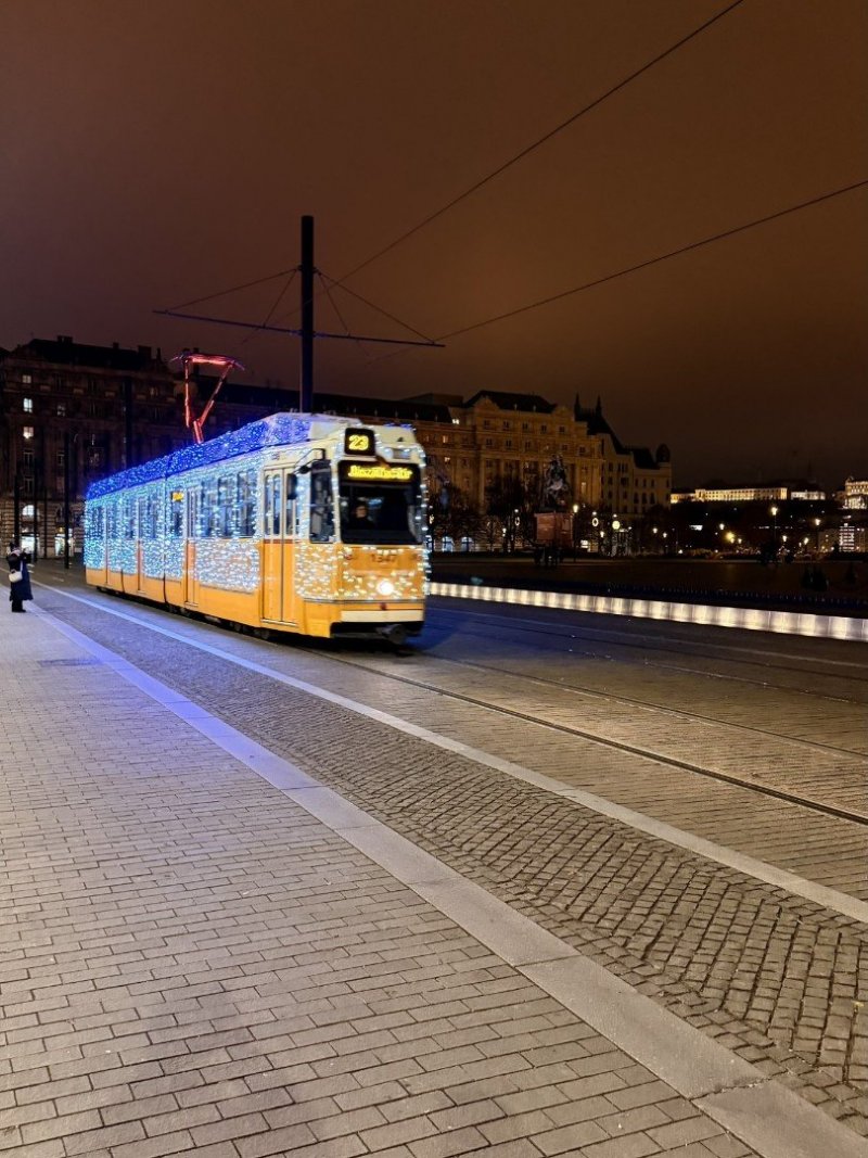 Vianočne ozdobená električka v Budapešti, foto: Ivan Najdek