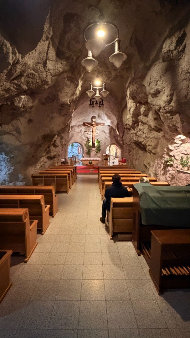 Skalný kostol - ako predloha mu slúžila jaskyňa v Lurdoch