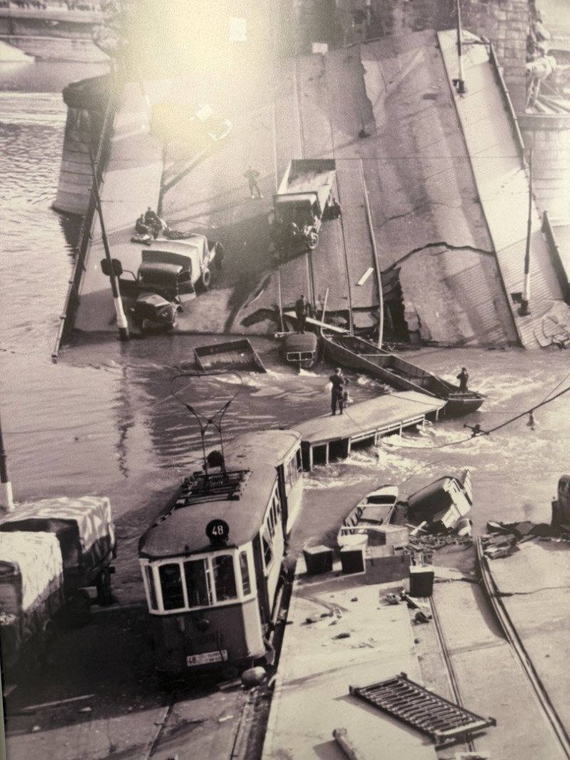 Kamenná nemocnica - vitríny s fotografiami, foto: Ivan Najdek