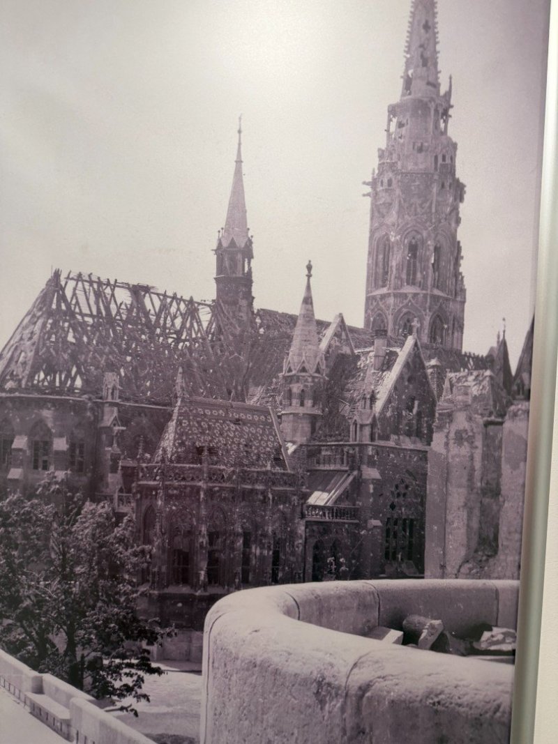 Kamenná nemocnica - vitríny s fotografiami, foto: Ivan Najdek