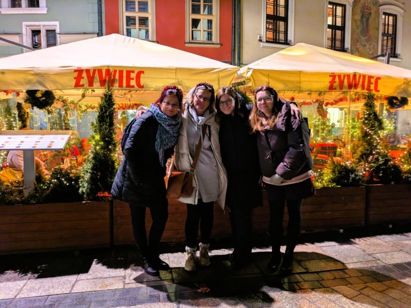 Červené korále na čelence jsou součástí krakovského lidového kroje (symbolizují ženskost, energii, ochrannou moc)