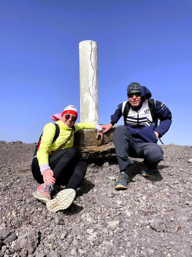 Deseada (1 947 m n. m.) - geodetický bod označený sloupem se svislou prasklinou + silné poryvy větru ;-(