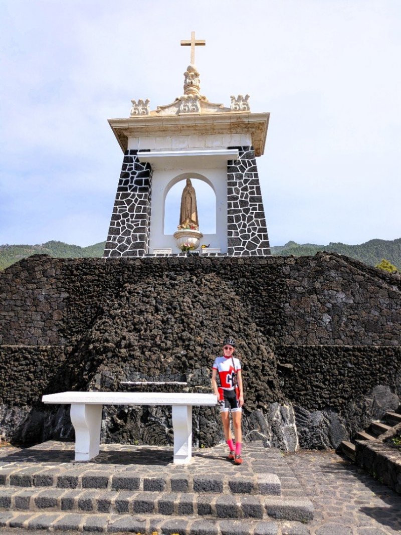 Socha Panny Marie Fatimské - zobrazuje Pannu Marii v bílém rouchu, s korunkou a sepjatýma rukama