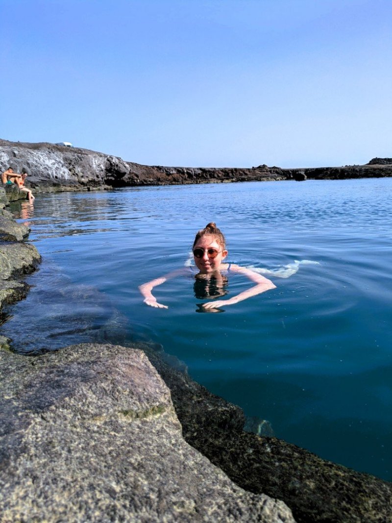 V únoru zde voda byla teplejší, protože v těchto mělkých lagunách se černý sopečný podklad rychleji prohřeje a drží si stálou teplotu lépe než otevřený oceán