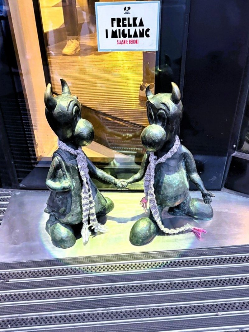 Frelka a Miglanc - u hlavního vchodu do obchodního centra Galeria Katowicka