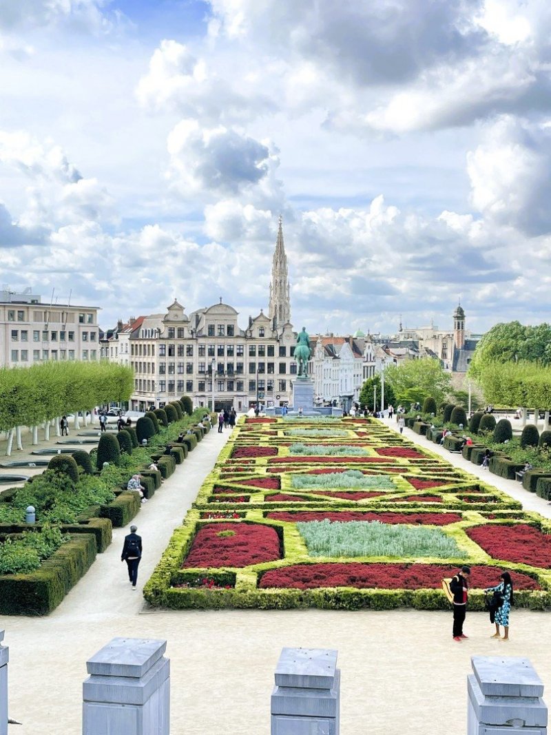 Brusel: Zahrada Mont des Arts (Pahorek umění) nabízí ikonický výhled na bruselskou radnici.