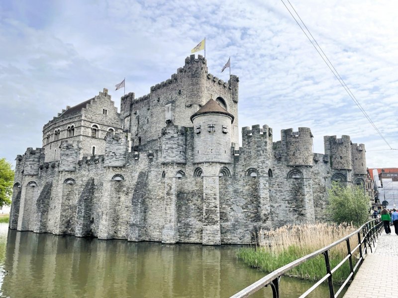 Gent: Středověký hrad Gravensteen je obkopen vodním příkopem.