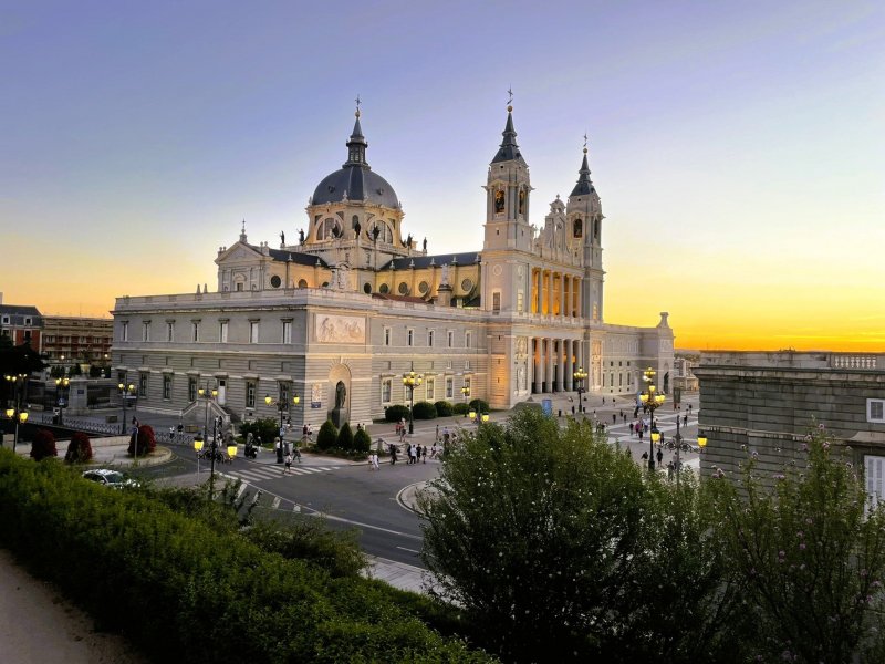 Monumentální stavba katedrály Almudena při západu slunce.