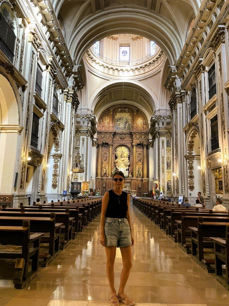 Zasvěcena sv. Isidorovi z Madridu, patronu města. V hlavním oltáři, který vidíme v pozadí, jsou uloženy jeho ostatky.
