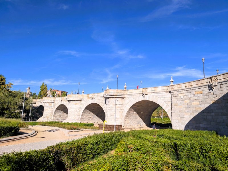 Ještě před několika lety vedla pod mostem hlučná městská dálnice. Madridští radní však dokázali nevídané: celou dálnici svedli pod zem.